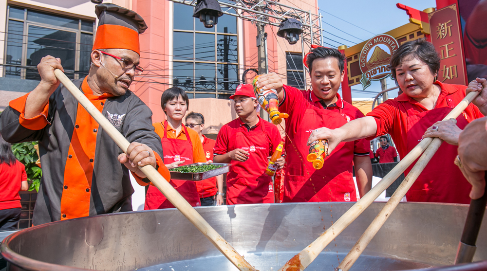 งานตรุษจีนเยาวราชฉลองนักษัตรปีจอ พร้อมทานอาหารอร่อยๆ จากบูธภูเขาทอง