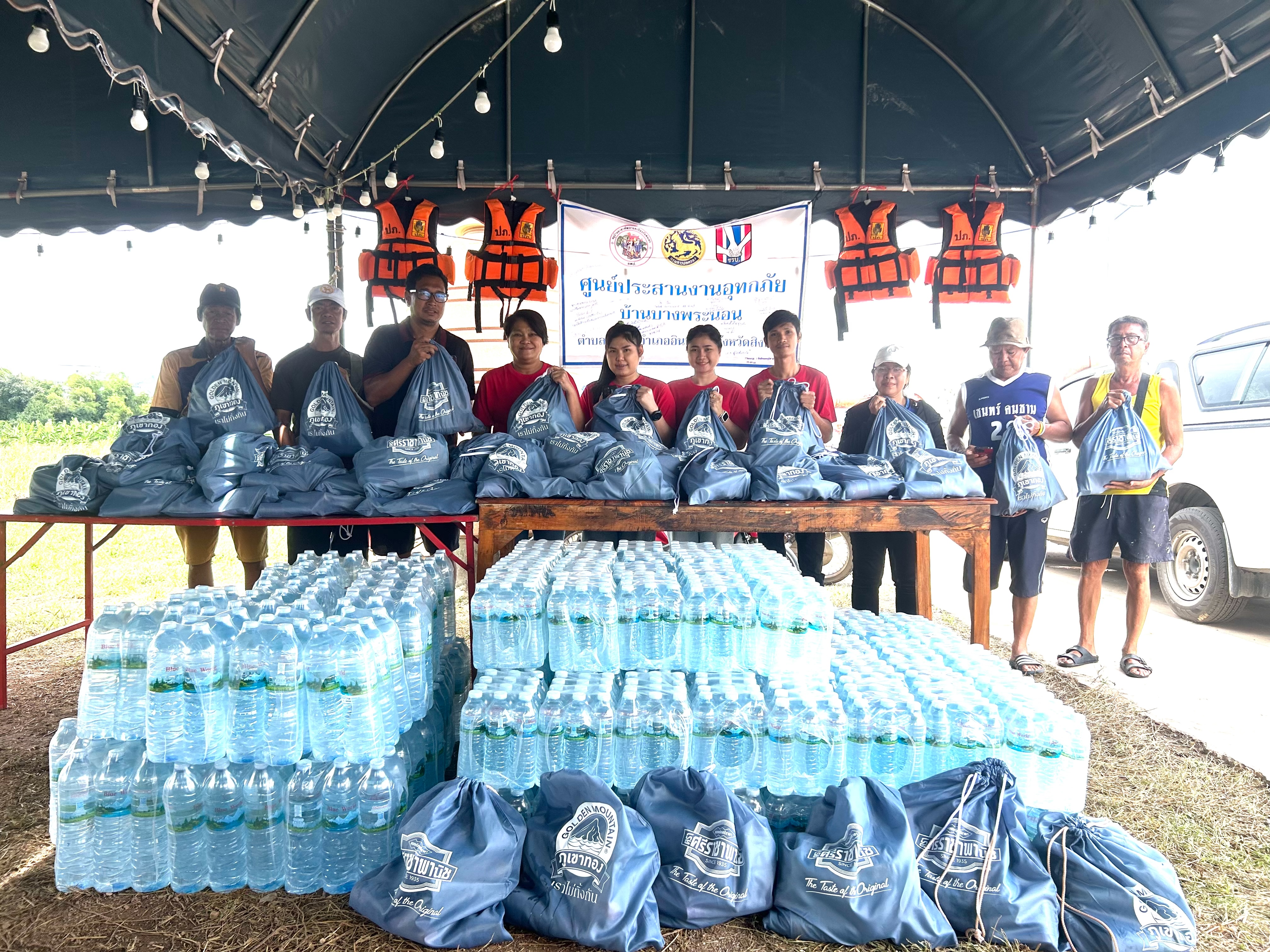 โครงการ “ภูเขาทองไม่ทิ้งกัน” ปี 2568 มอบถุงยังชีพช่วยเหลือน้ำท่วม จังหวัดสิงห์บุรี